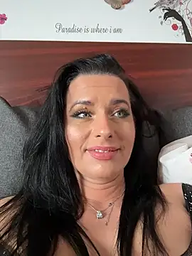 Hotmomcheckk  online show from 19, 1, 2026