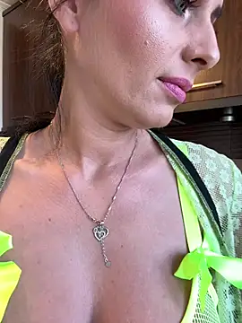 Hotmomcheckk  online show from 10, 3, 2025