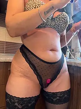 Hotmomcheckk  online show from 24, 4, 2026