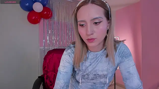 Snapshot of MollySundersX chatting on 4, 7, 2026 MollySundersX online show from 4, 7, 2026