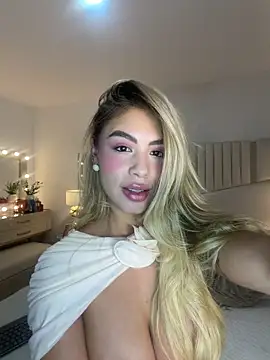 Snapshot of _laura_02 chatting on 8, 3, 2026 laura 02 online show from 8, 3, 2026