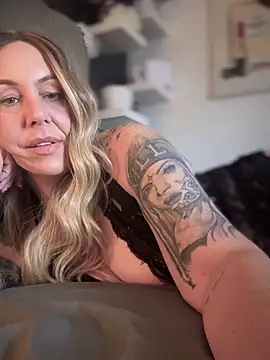 blondebitch2 online show from 17, 11, 2025