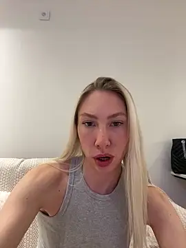 LuisaBecker online show from 27, 2, 2025