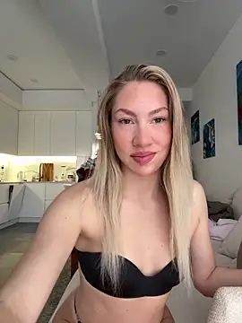 Snapshot of LuisaBecker chatting on 6, 3, 2026 LuisaBecker online show from 6, 3, 2026