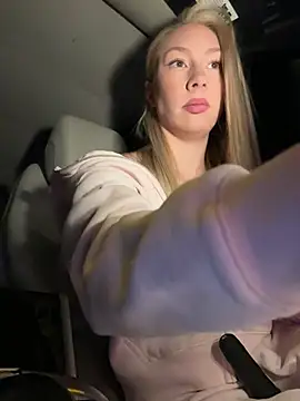 Snapshot of LuisaBecker chatting on 9, 4, 2026 LuisaBecker online show from 9, 4, 2026