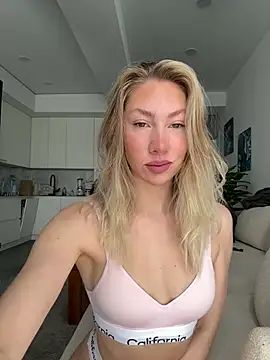 Snapshot of LuisaBecker chatting on 22, 3, 2026 LuisaBecker online show from 22, 3, 2026