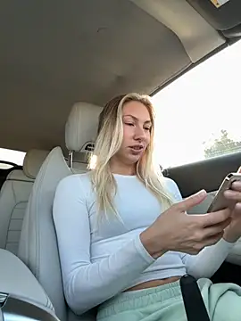 LuisaBecker online show from 18, 10, 2025