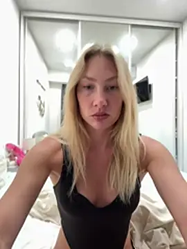 Snapshot of LuisaBecker chatting on 11, 7, 2026 LuisaBecker online show from 11, 7, 2026