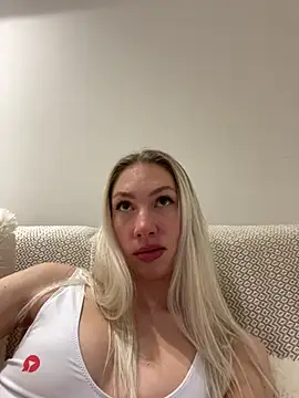 LuisaBecker online show from 28, 2, 2025