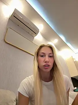 LuisaBecker online show from 2, 10, 2025