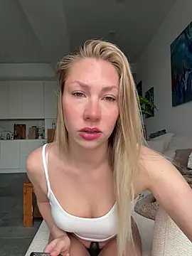 Snapshot of LuisaBecker chatting on 13, 2, 2026 LuisaBecker online show from 13, 2, 2026