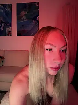 Snapshot of LuisaBecker chatting on 13, 4, 2026 LuisaBecker online show from 13, 4, 2026