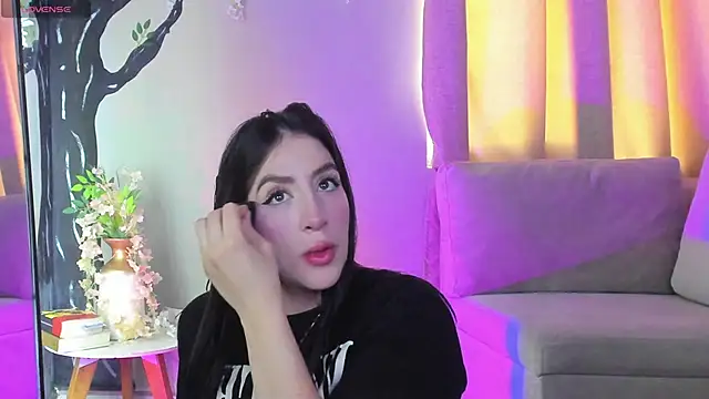  AlejaCruz  online show from 18, 11, 2025