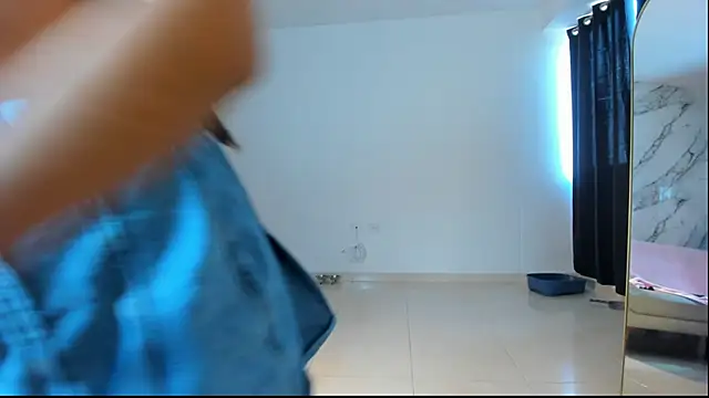 Emi latingirl online show from 16, 3, 2026