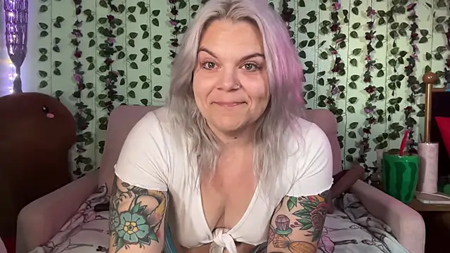 Snapshot of CherryBombBomb chatting on 25, 5, 2026 CherryBombBomb online show from 25, 5, 2026