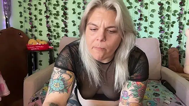 Snapshot of CherryBombBomb chatting on 11, 6, 2026 CherryBombBomb online show from 11, 6, 2026