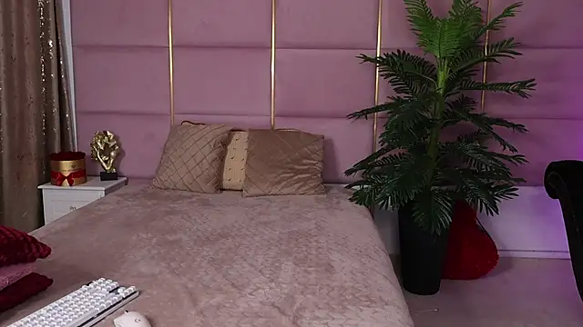 Elliblue online show from 4, 10, 2025