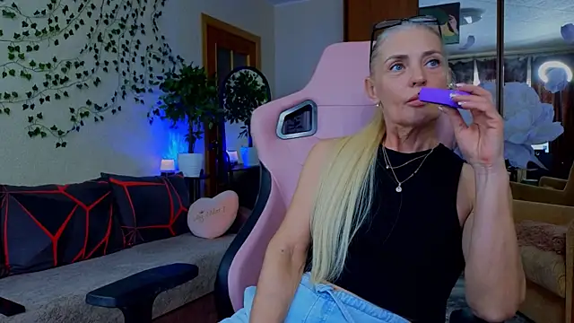 Snapshot of amelia_blondy chatting on 20, 4, 2026 amelia blondy online show from 20, 4, 2026