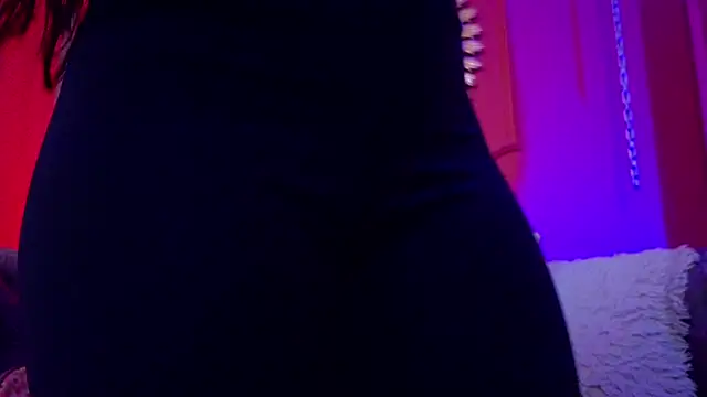 Snapshot of Julieta_Russell chatting on 8, 10, 2025 Julieta Russell online show from 8, 10, 2025