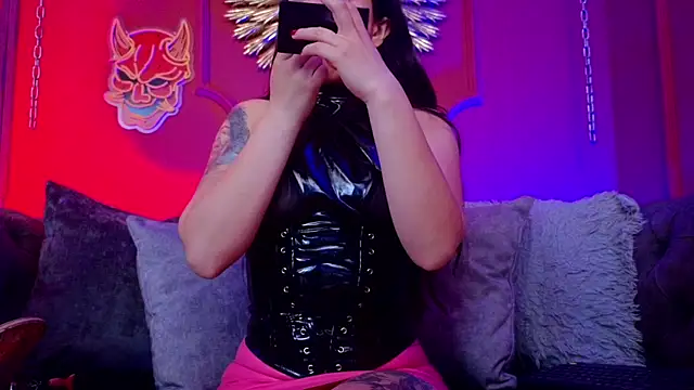 Snapshot of Julieta_Russell chatting on 10, 10, 2025 Julieta Russell online show from 10, 10, 2025