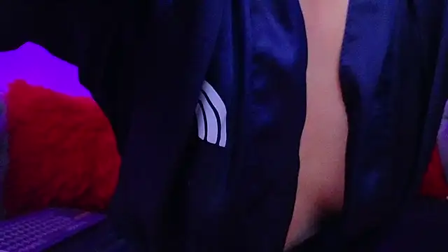 Snapshot of Julieta_Russell chatting on 6, 3, 2025 Julieta Russell online show from 6, 3, 2025