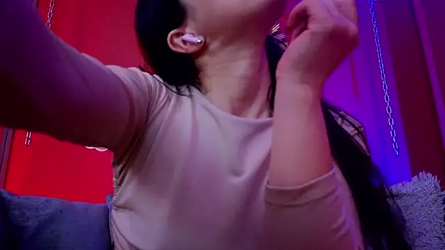 Snapshot of Julieta_Russell chatting on 4, 10, 2025 Julieta Russell online show from 4, 10, 2025