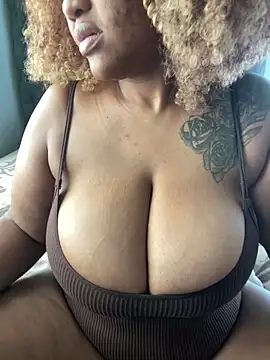 Snapshot of MILL204 chatting on 12, 11, 2025 MILL204 online show from 12, 11, 2025