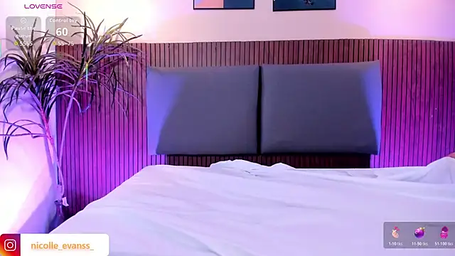 NicolleeEvanss online show from 12, 2, 2026