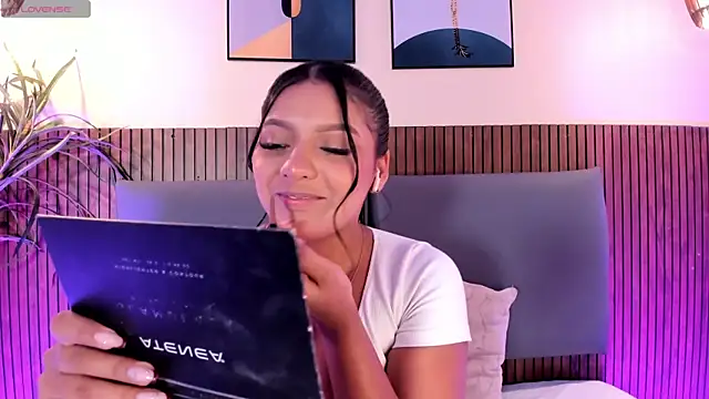 Snapshot of NicolleeEvanss chatting on 11, 10, 2025 NicolleeEvanss online show from 11, 10, 2025