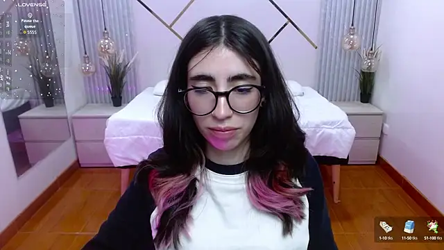 Snapshot of LenaRoses chatting on 7, 10, 2025 LenaRoses online show from 7, 10, 2025