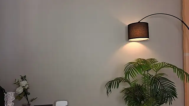 Naomi Girly online show from 4, 10, 2025