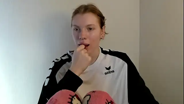 StellaDavis online show from 3, 11, 2025