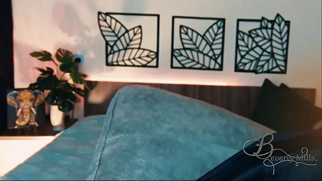 MissBeverlyMills online show from 21, 2, 2025