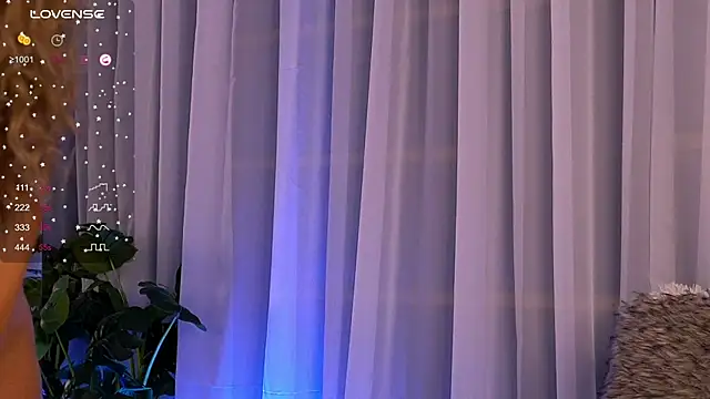 Snapshot of CynthiaWest chatting on 30, 9, 2025 CynthiaWest online show from 30, 9, 2025