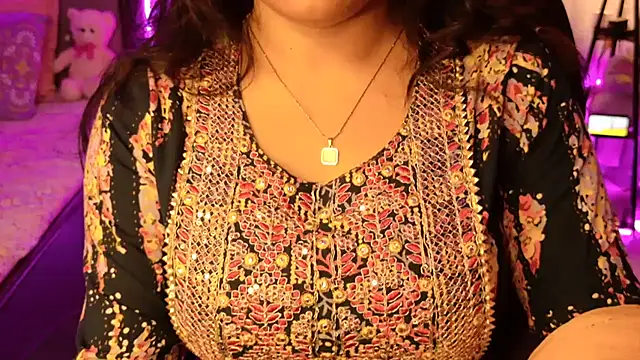 Snapshot of Spice-Summi chatting on 2, 8, 2026 Spice-Summi online show from 2, 8, 2026