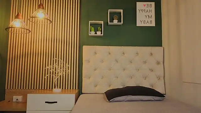 Snapshot of madison_little_ chatting on 23, 10, 2025 madison little online show from 23, 10, 2025