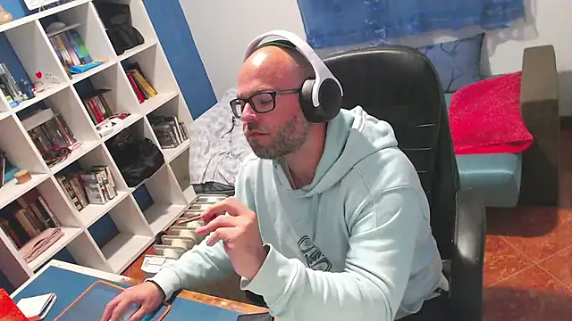 ravingr4d4 online show from 13, 4, 2026