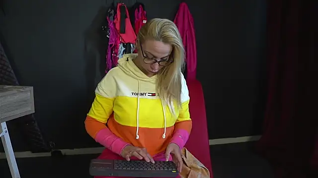 CelineConner online show from 16, 9, 2025