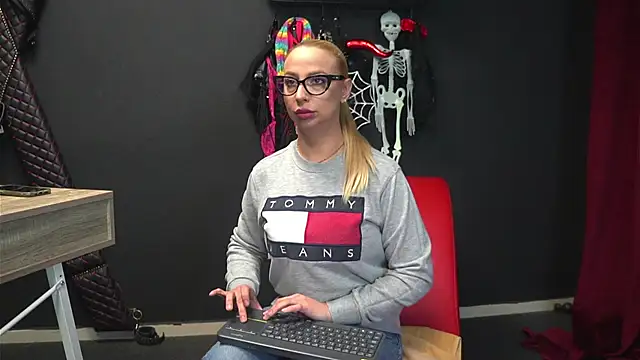 CelineConner online show from 27, 10, 2025