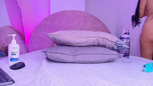 Snapshot of violett_lo chatting on 19, 12, 2025 violett lo online show from 19, 12, 2025