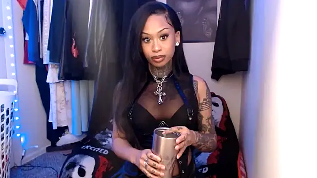 TrinityTeighlor online show from 19, 11, 2025