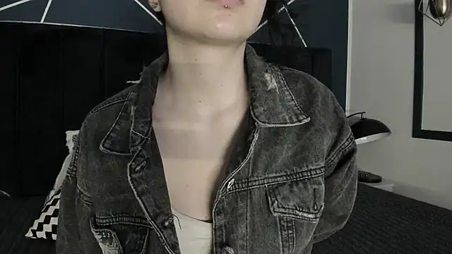 Adeelinee online show from 8, 3, 2025