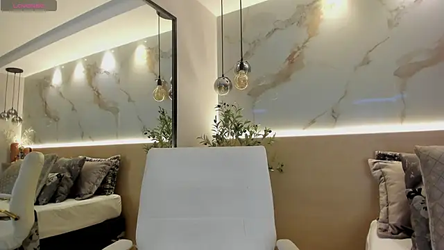 LeaThompson online show from 24, 2, 2025