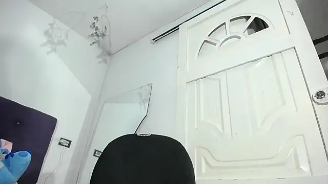 Squirter pussybomb online show from 20, 3, 2026