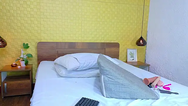 Squirter pussybomb online show from 13, 2, 2025