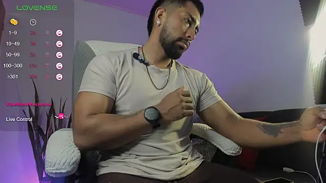 Snapshot of Couple_muscle1 chatting on 24, 5, 2026 Couple muscle1 online show from 24, 5, 2026