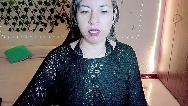 Lady breaks hearts online show from 18, 12, 2025