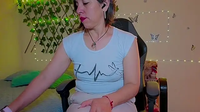 Snapshot of Lady_breaks_hearts chatting on 15, 10, 2025 Lady breaks hearts online show from 15, 10, 2025