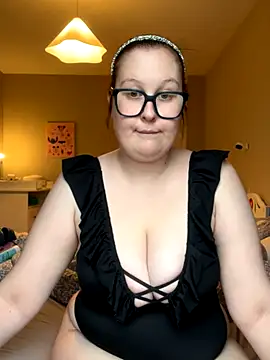 Misssmilf online show from 9, 11, 2025
