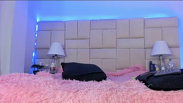 IsisLoveyes  online show from 8, 3, 2025